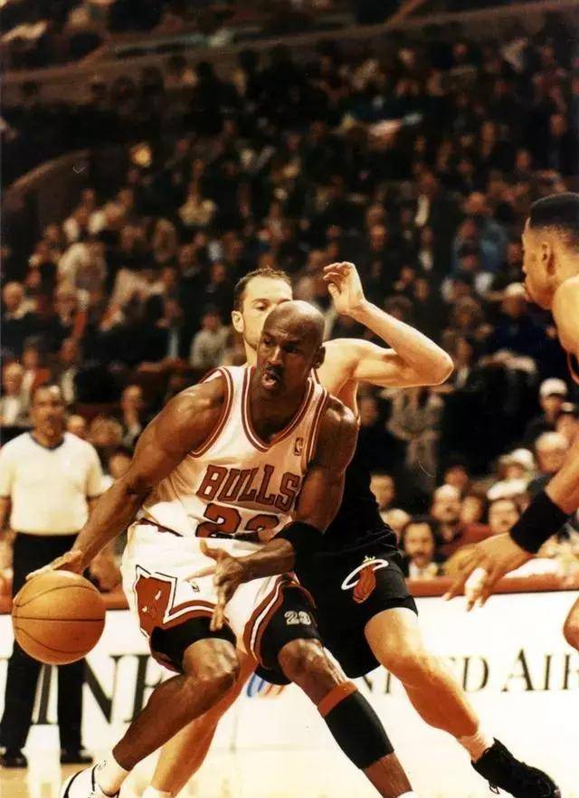 季后赛的无懈可击此文将对乔丹于1995至1996年间率领芝加哥公牛队荣获