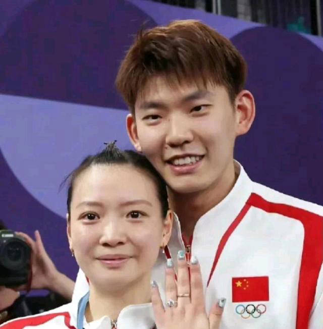 黄雅琼在巴黎拍婚纱照,求婚钻戒价值近22万却被吐槽太小