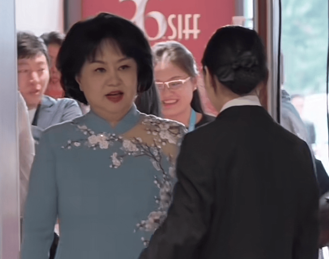 58 岁鞠萍近照曝光,变化大到认不出!知情人:她竟有两副面孔