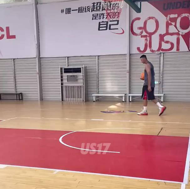 重磅回归!易建联训练馆秀单手暴扣,球迷纷纷调侃还能再战三年