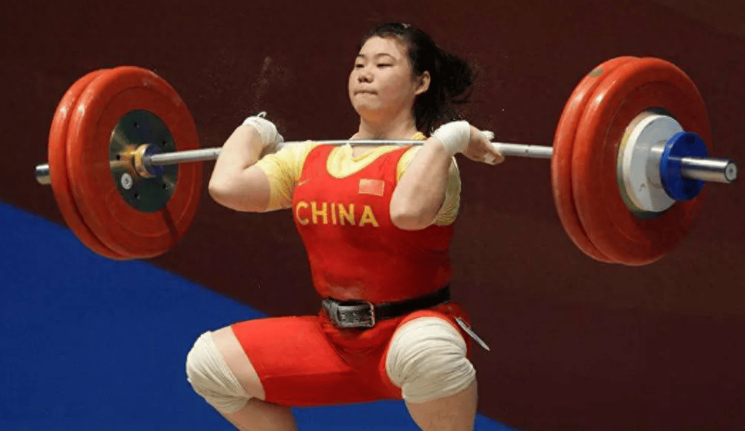 她是中国举重奥运冠军,339万卖掉所有金牌,一转身举家移民国外