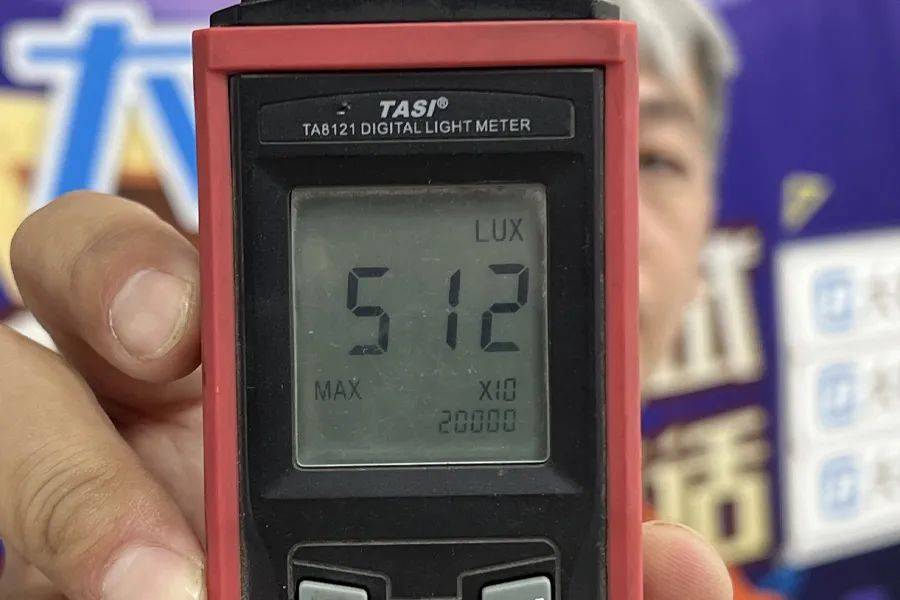 正常工作状态下进行测试,使用光线照度计取近光灯照明范围内的最大值