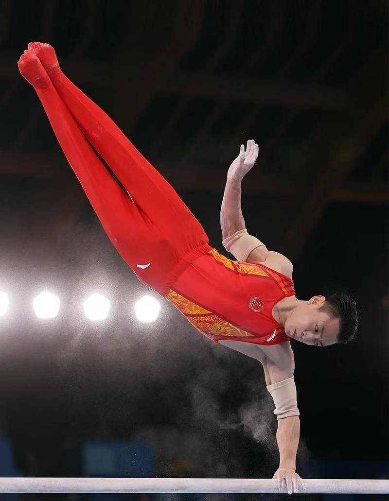 邹敬园巴黎夺金,双杠之王卫冕成功续写辉煌