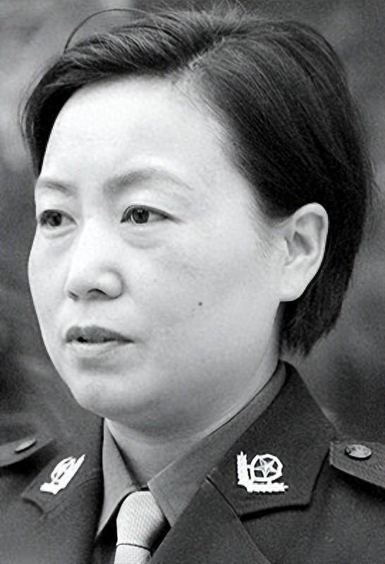 2004年,任长霞扫黑三年,因车祸殉职,涉案司机身上搜出60万支票