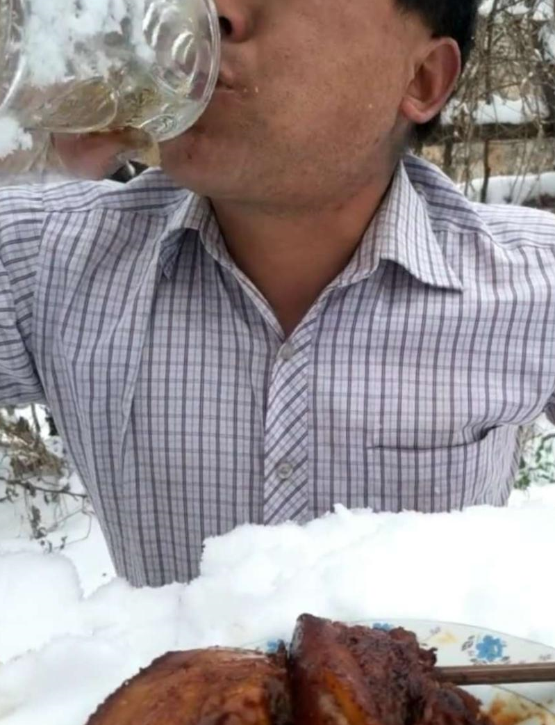 为了几百块钱男子雪中穿衬衣大口吃肉大口喝酒,网友:为了钱够拼!