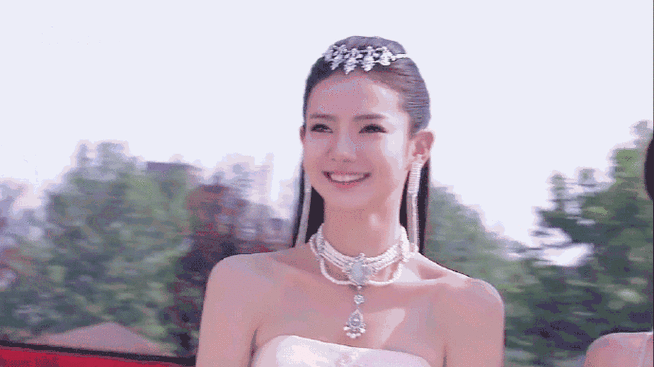 网友热评戚薇倒v婚纱,引发戚薇猜想!这v在哪里了?