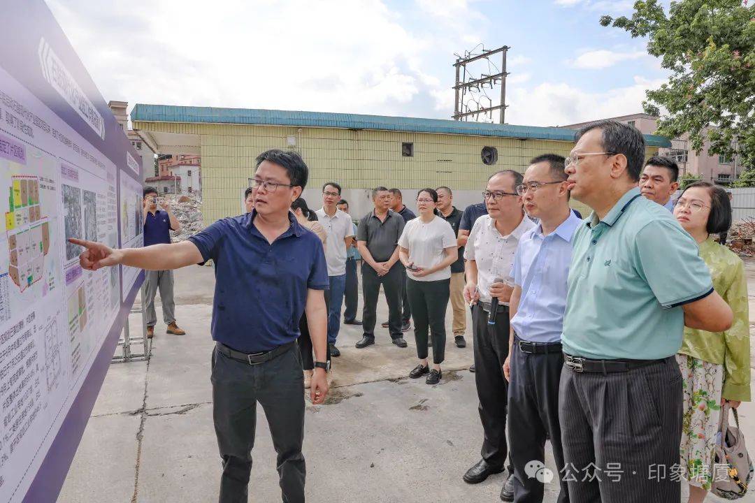 会上,黄贵洪,任奎一行现场察看了石鼓社区现代化产业园区片区统筹规划