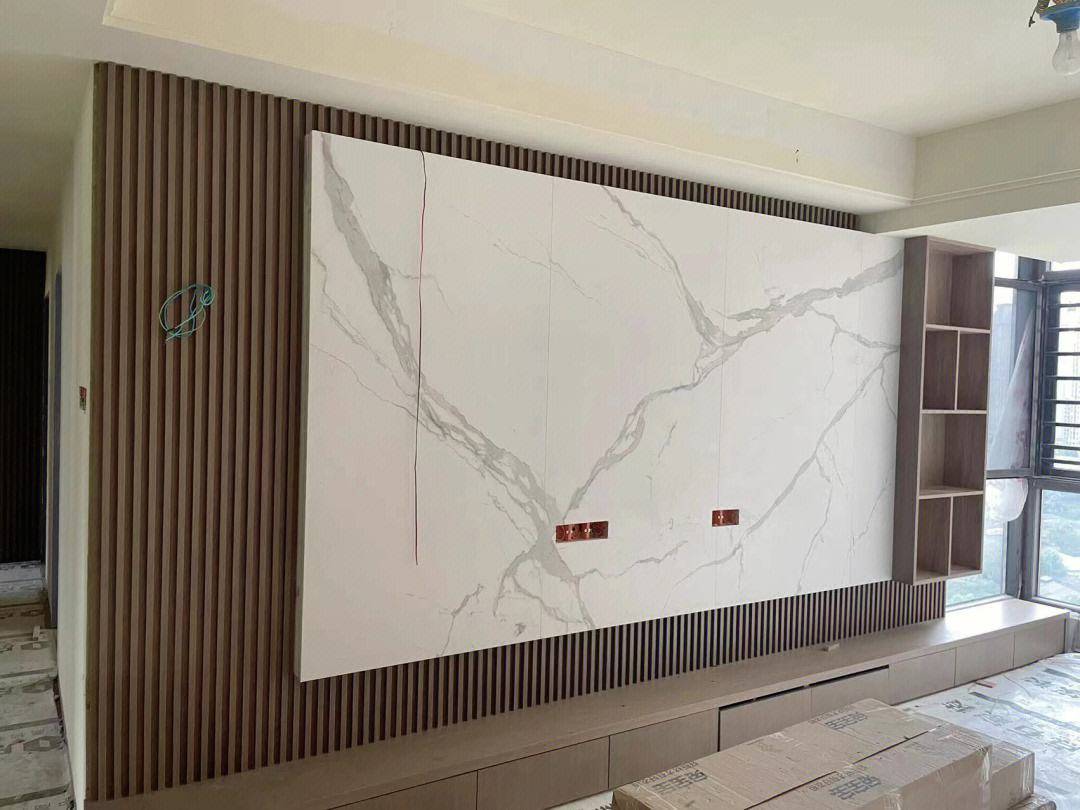 尤其是在电视背景墙方面,从大理石背景墙,石膏线背景墙,岩板背景墙到