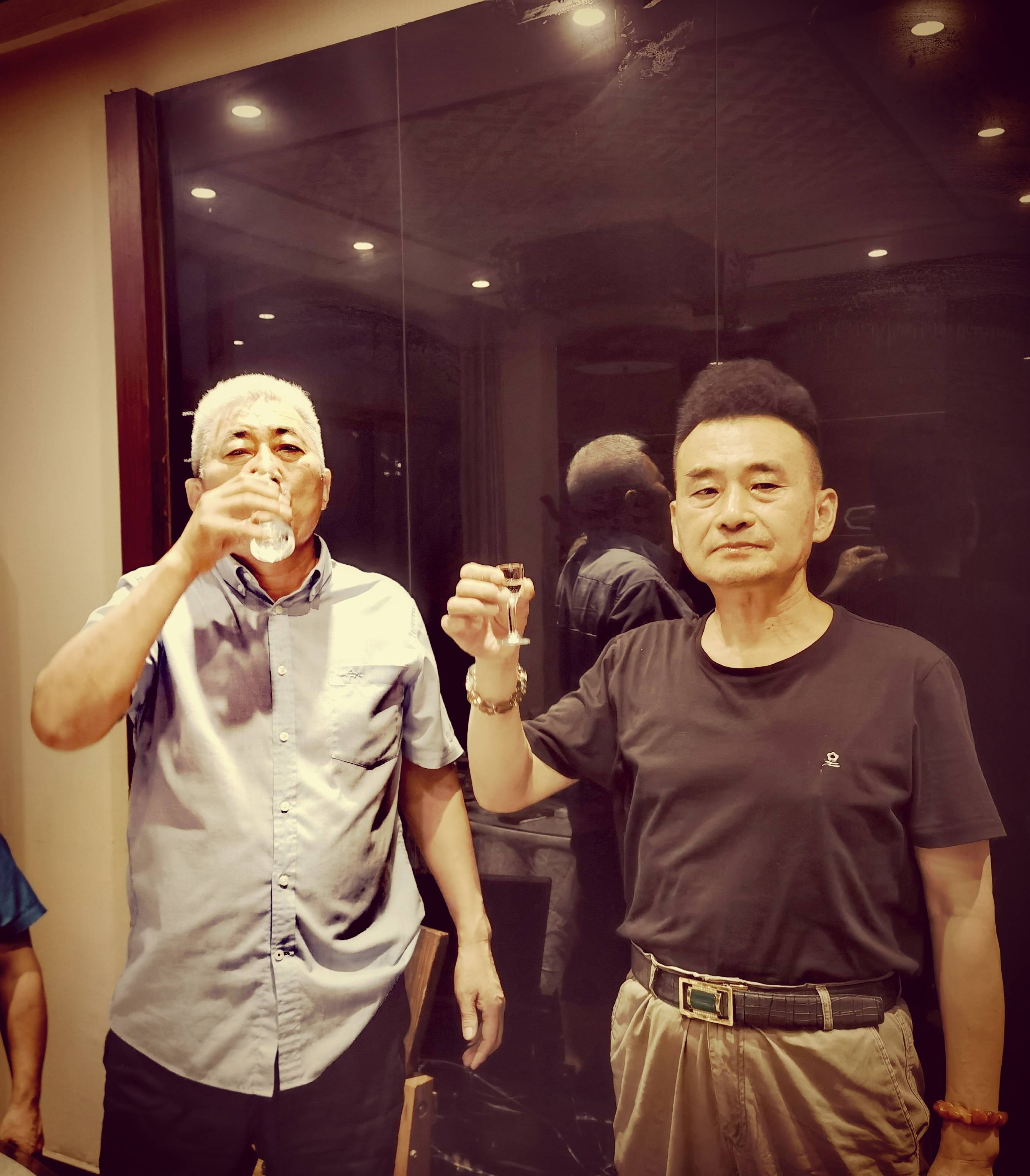 王秉刚冰山书法走近360行:走近著名诗人谢新,应邀题字:大汉雄风