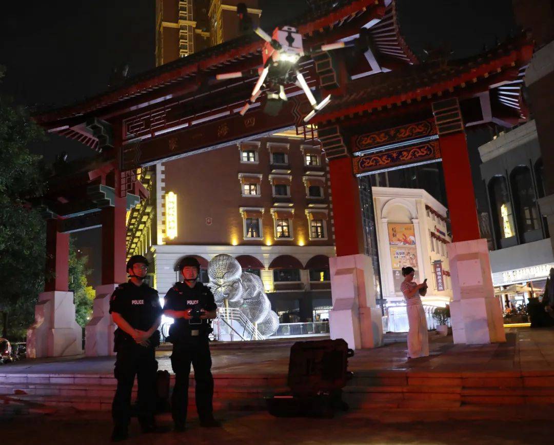 西安警方开展夏夜治安巡查宣防第二次集中统一行动