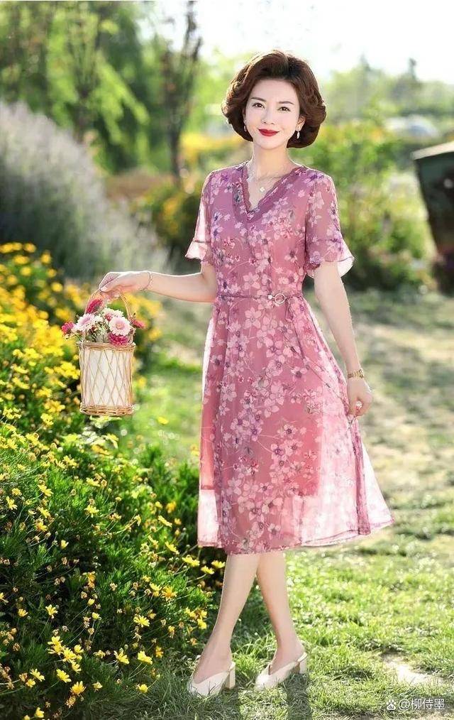 拍照新挑战!中年女性手该如何摆放?来学这八个姿势,优雅上镜