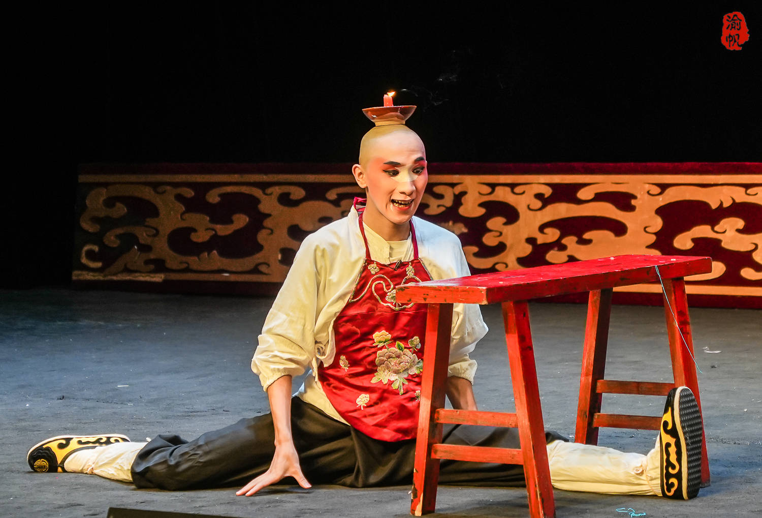 特别是《皮金滚灯》的诙谐幽默与《变脸吐火》的惊心动魄,更是将现场