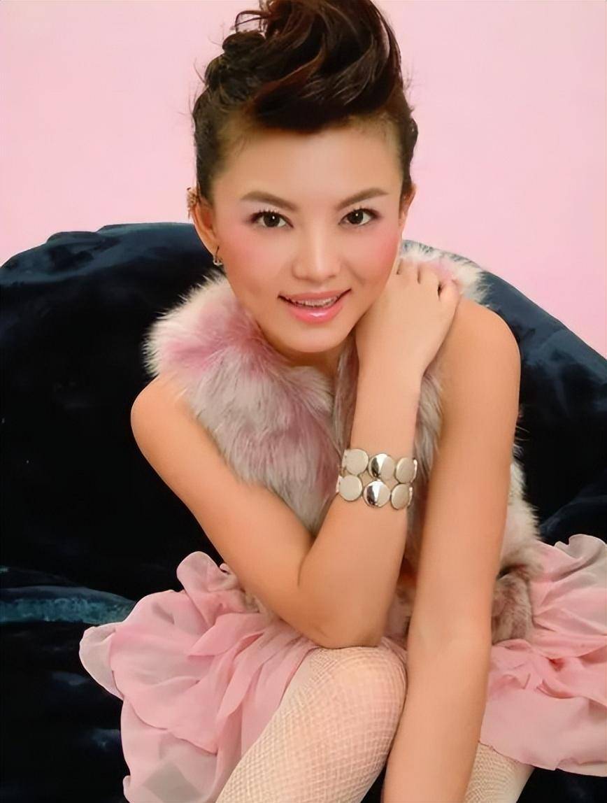 李湘当初养"软饭"老公12年,感情破裂,最后还被"诬陷"婚内出轨?