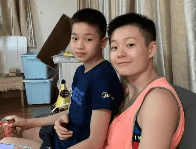 好姐妹！全红婵师姐背包挂婵宝头像，婵宝特选师姐照片当社媒头像-全红婵是个什么几把玩意