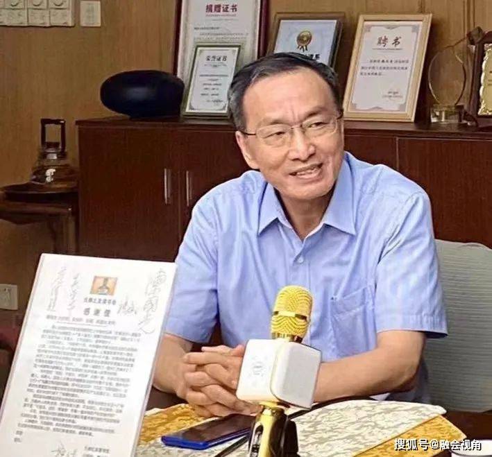 个红包,被感动者陈中井女士现场向元泰侨文化公司捐款用于读书会运营