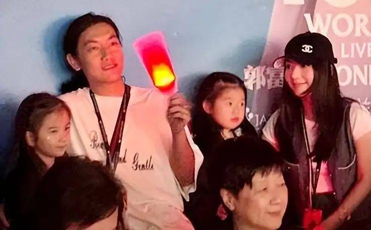 郭富城演唱会上的"宝藏女儿"，方媛大方让媒体拍照，网友：长得太漂亮了！-郭富城方媛官宣2015牵手图