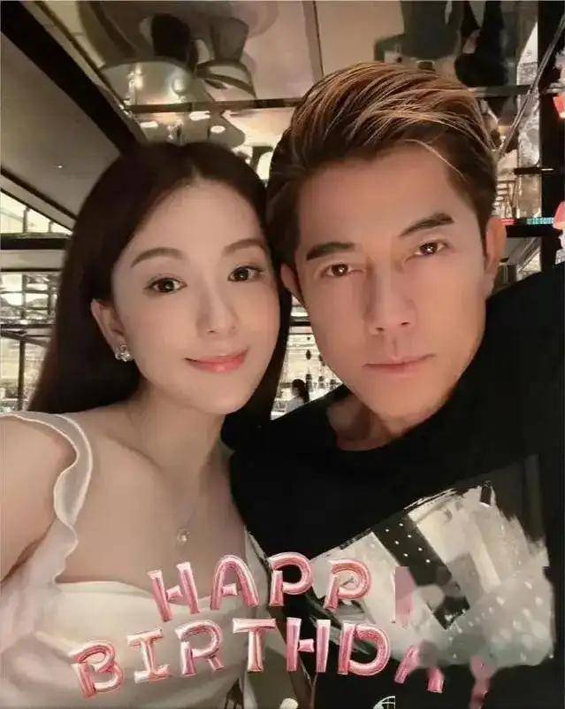 郭富城演唱会上的"宝藏女儿"，方媛大方让媒体拍照，网友：长得太漂亮了！-郭富城方媛官宣2015牵手图