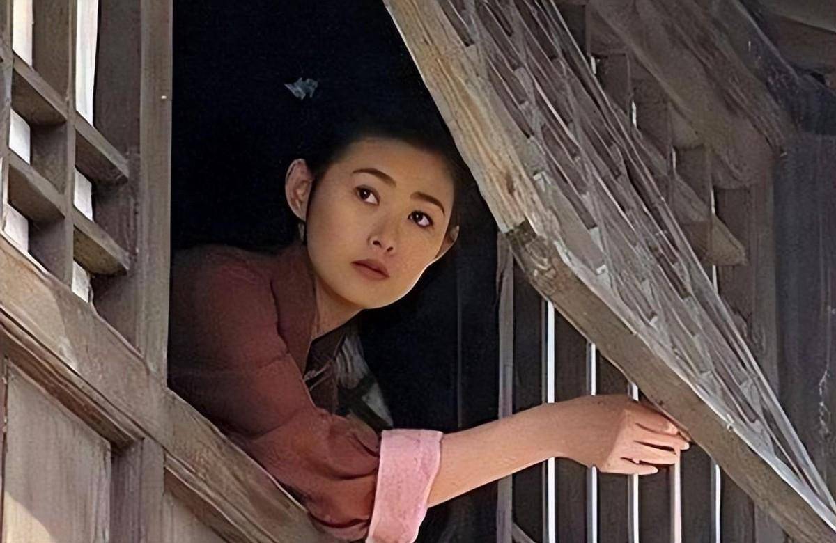 54岁"潘金莲"王思懿近照曝光!头发稀疏下巴尖,苹果肌肿看着有些苍老!