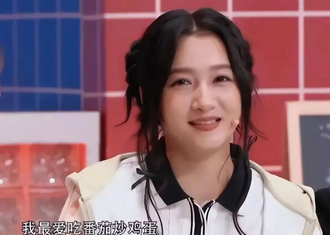 26岁关晓彤最新状态惹争议,发福脸肿惨被质疑怀孕,年龄感尽显