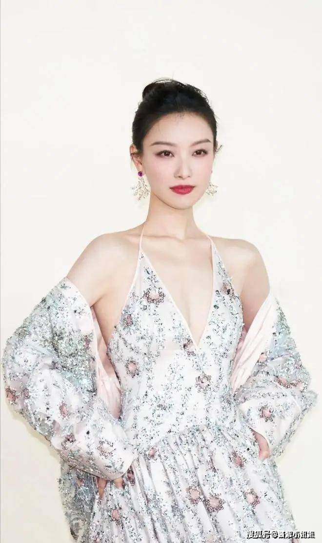 倪妮写真曝光,这身材,这美貌,这才华,谁敢与她争锋?