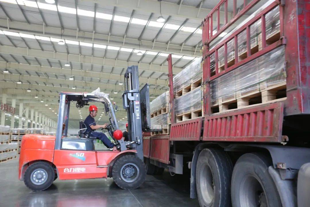 贵州首批光伏玻璃从凯里成功下线交付