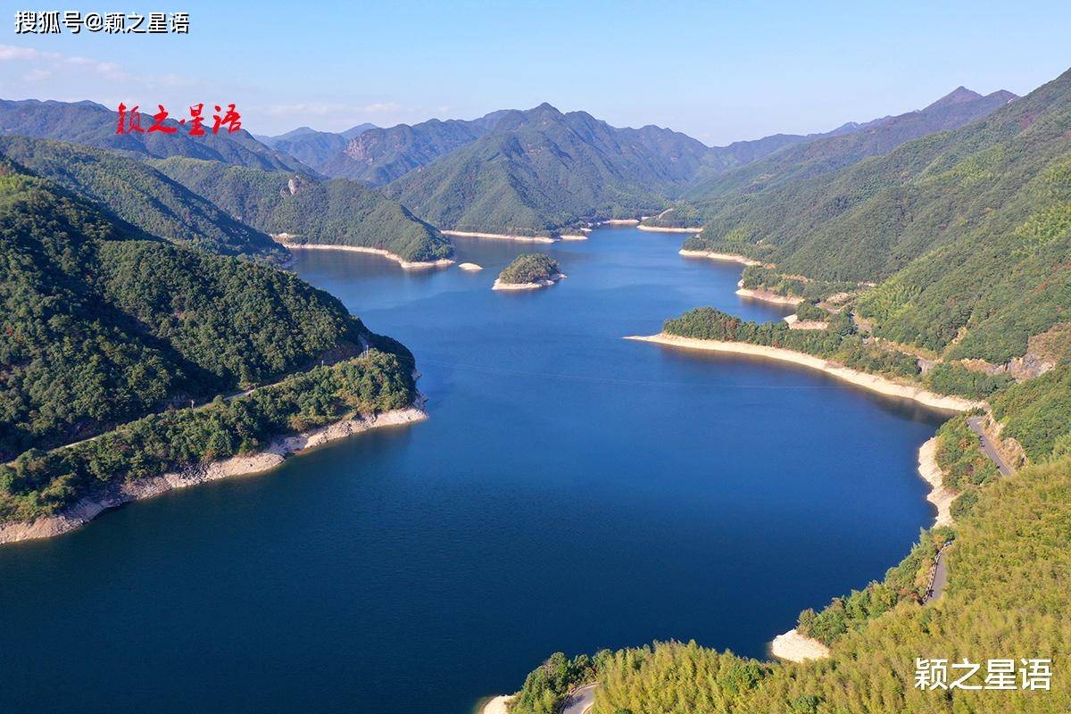 应家坑自然村,可至赤岩坑,沿溪上山再下山,一边可至荒废的野鹤湫景区