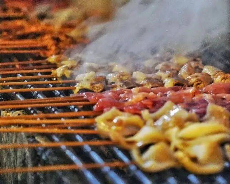 普洱特色烧烤店远不止于此原汁原味的材料搭配爽口丰富,特色蘸料做成