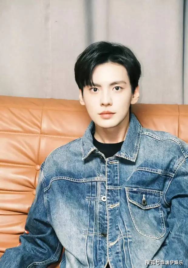 毕雯珺国金炫彩启幕,溜溜球技燃爆现场!期待夏日演唱会新曲