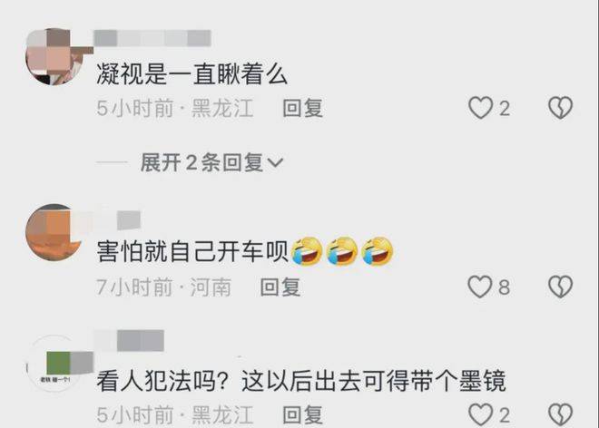 原创            上海一女子怀疑被老人凝视，地铁上发飙！乘客讲道理又被砸-上海地铁老人打架