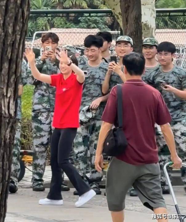原创            陈芋汐到同济大学报道，军训教练让奥运冠军讲话，她害羞了很可爱-陈芋汐获奖记录