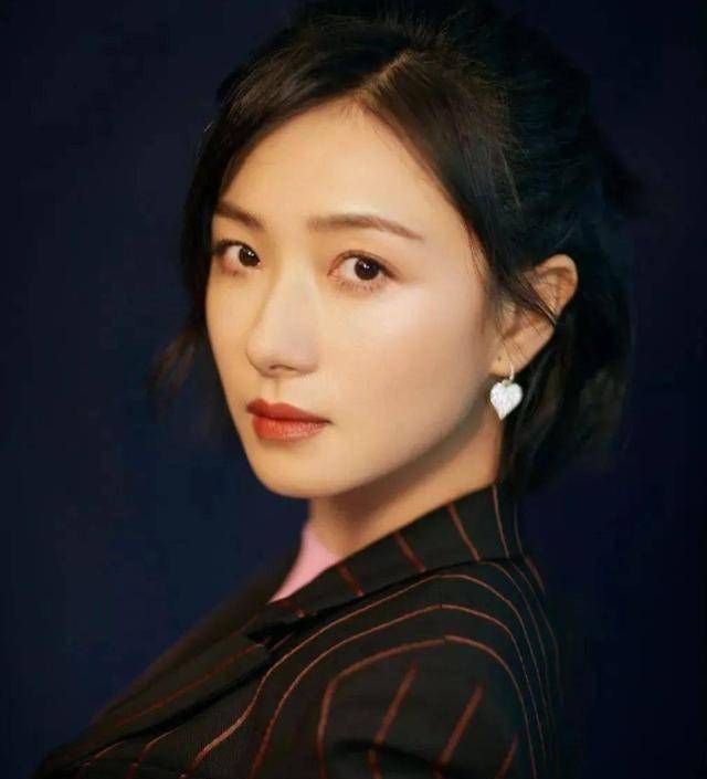 万茜自曝上学时没人追,看清她的校服照后,网友:这谁敢