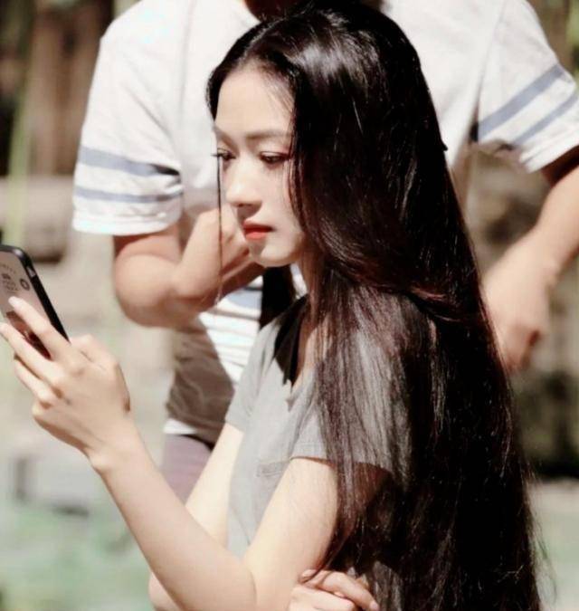 万茜自曝上学时没人追,看清她的校服照后,网友:这谁敢