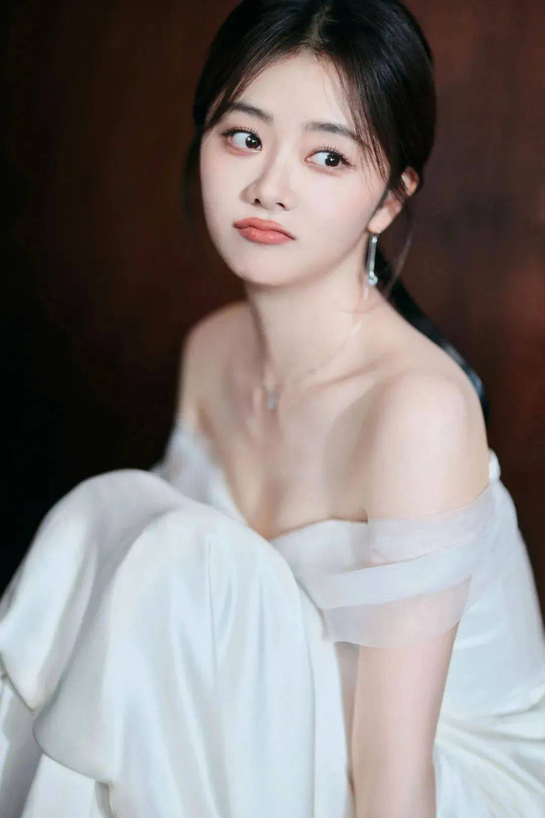 谭松韵,身穿一字肩缎面白裙,优雅中透出性感迷人的气息