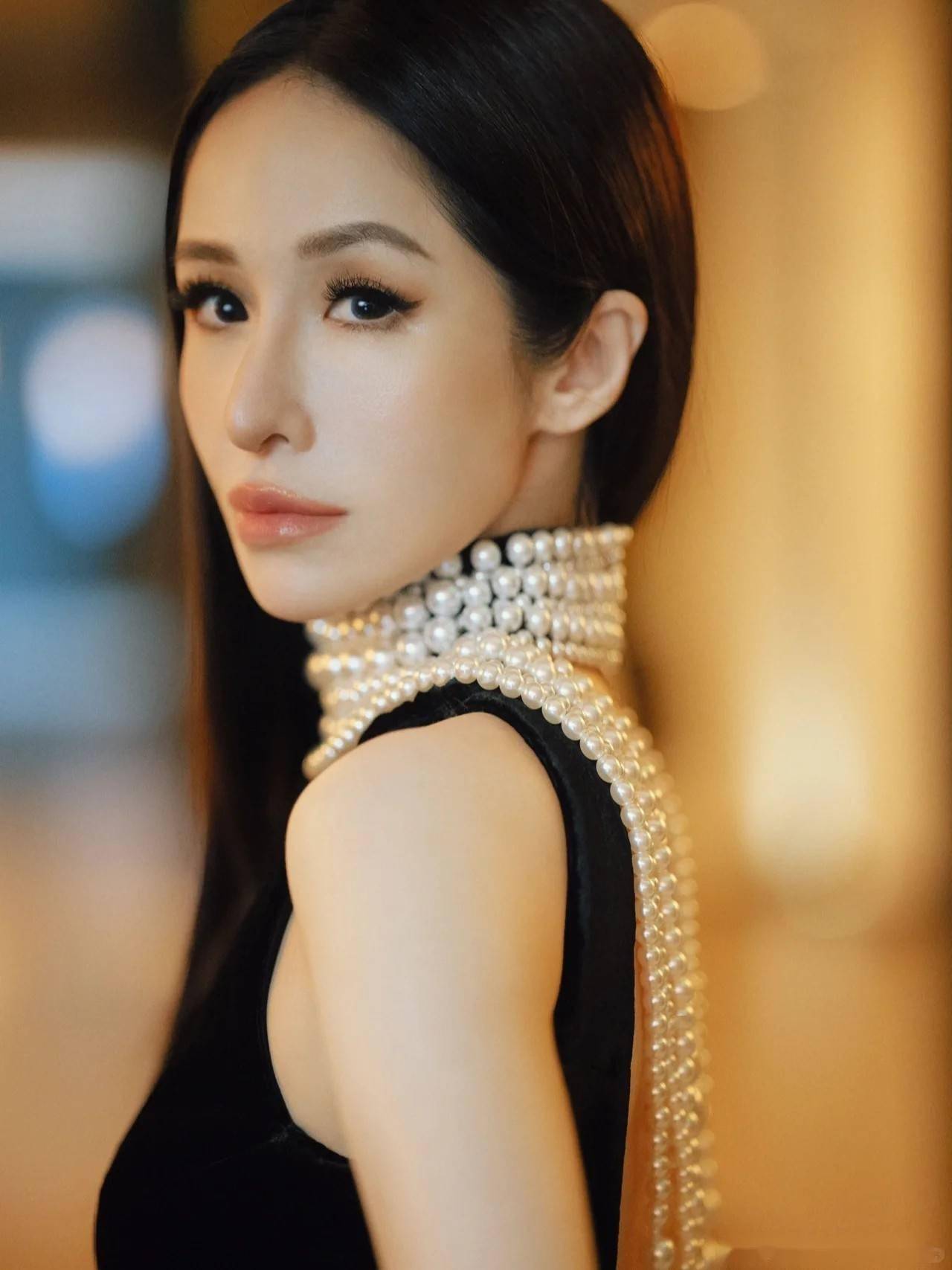 39岁萧亚轩写真展现女神魅力,这谁顶得住!