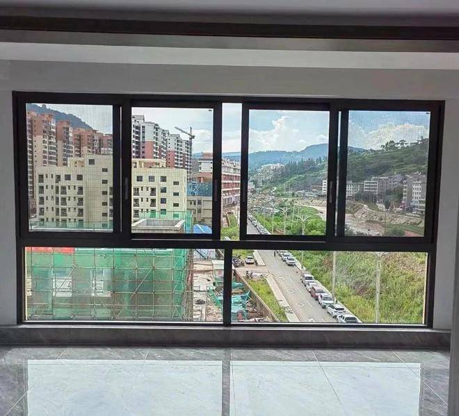 封阳台用推拉窗好还是平开窗好?2种我家都装过,差异很明显!