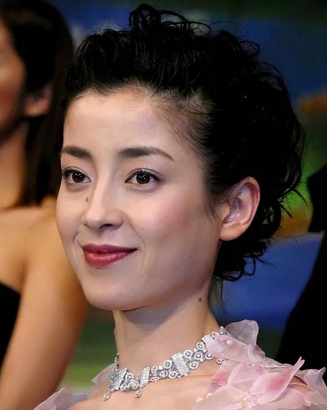宫泽理惠:14岁被送导演床,17岁拍全裸写真,被操控半生如今怎样
