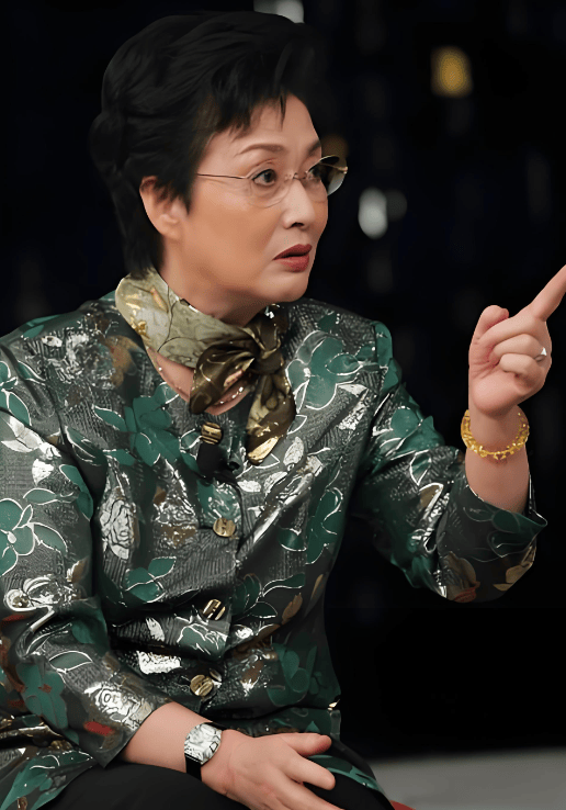 同为演员,曹银娣与袁岳有很多共情的地方,彼此互生好感.