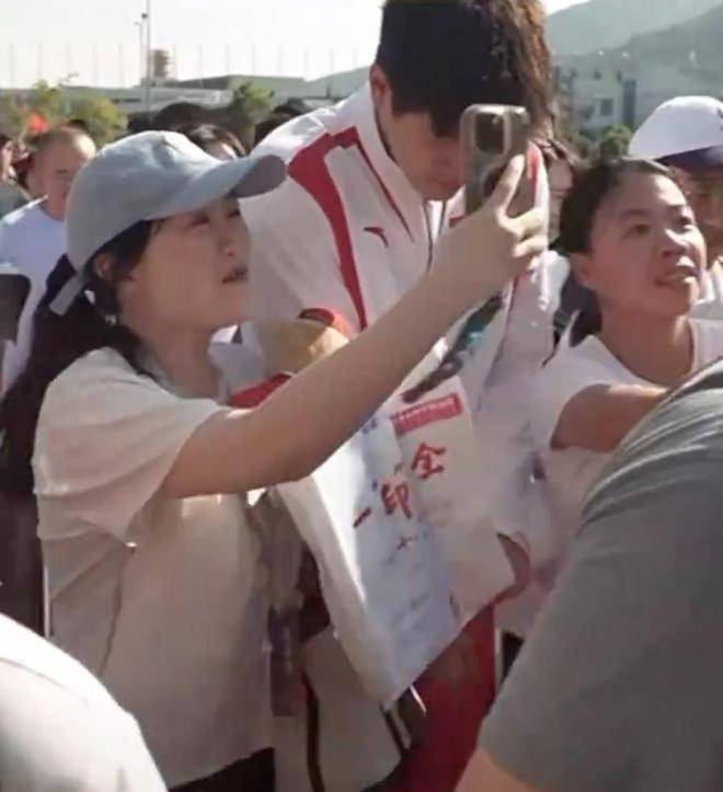原创            潘展乐回家乡“i”人属性大爆发，面对群众低头害羞躲在徐嘉余身后-潘周展职称