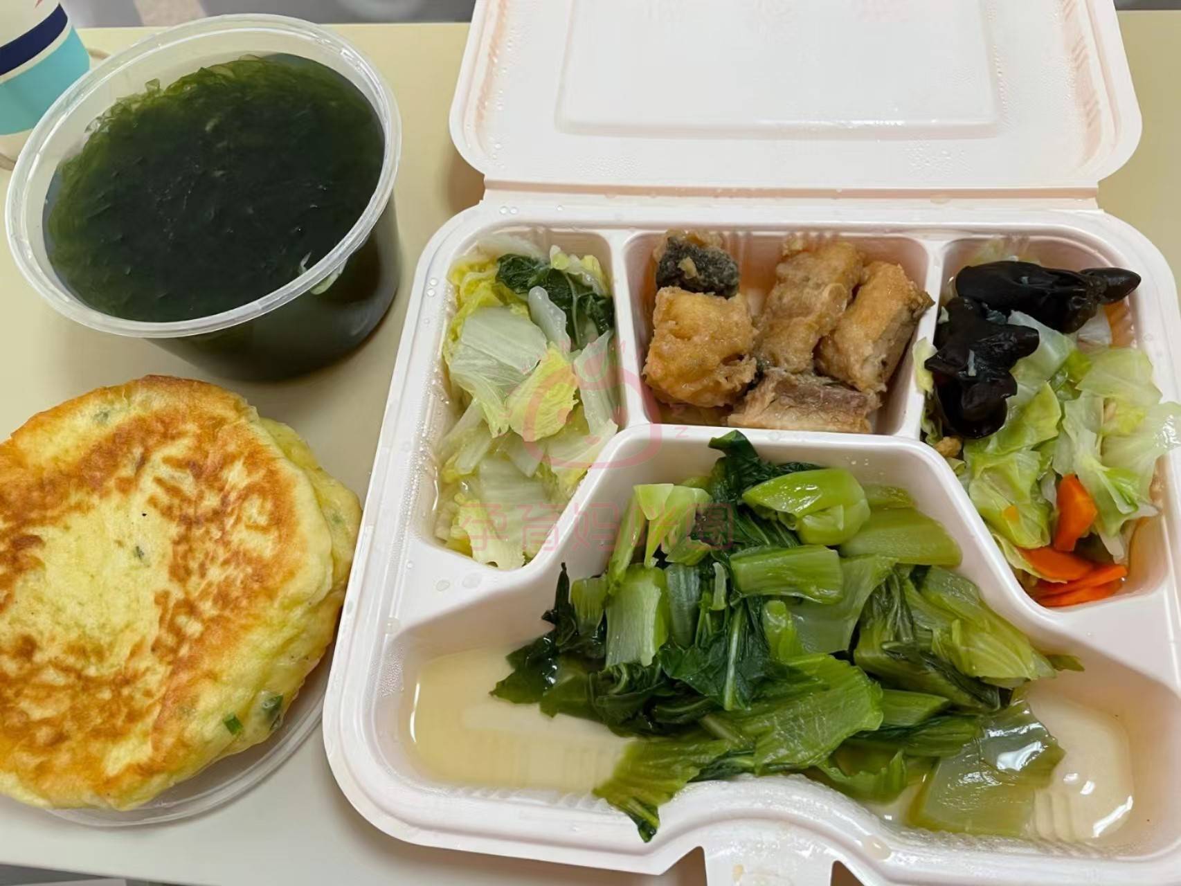 海军总医院提供餐食,都是订医院食堂的饭,每个病房都有食堂二维码