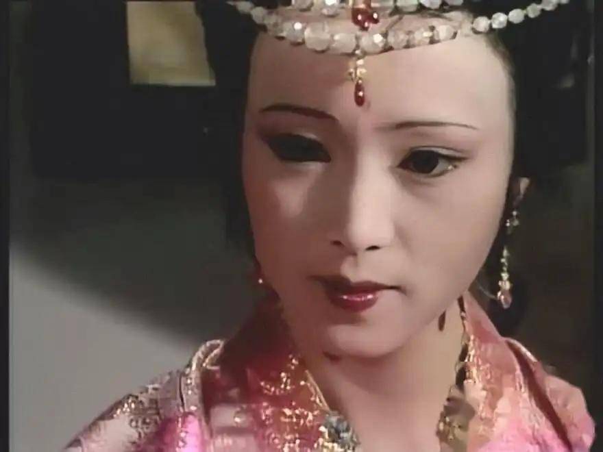 看到张蕾的现代装照片,才知秦可卿的妆造,严重限制了她的美貌