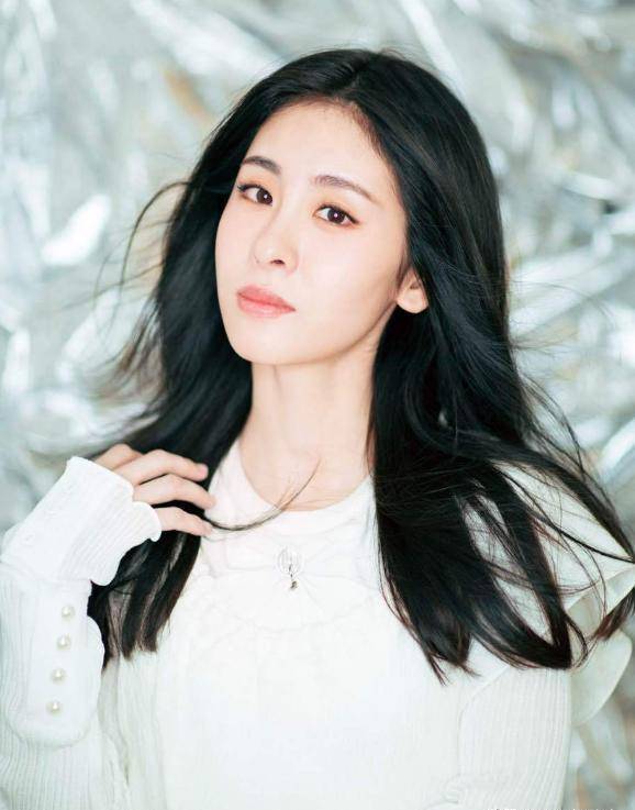 张碧晨婚变生子后越来越放飞,穿超短裙满腿蚊子包,真不怕华晨宇看到!