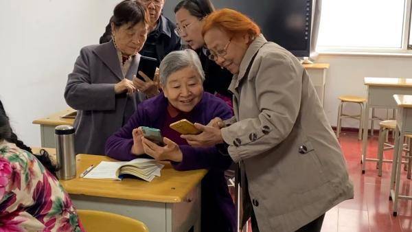 原创            90后女生出游20天 全村手机要瘫痪了-95后女子庆生挥霍12万