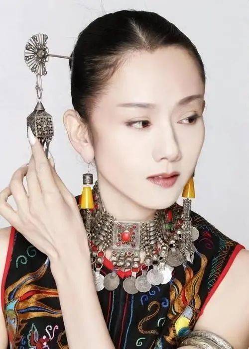 杨丽萍仙气全无,指甲也剪了,常年吃花瓣水,如今65岁拄拐杖出行!