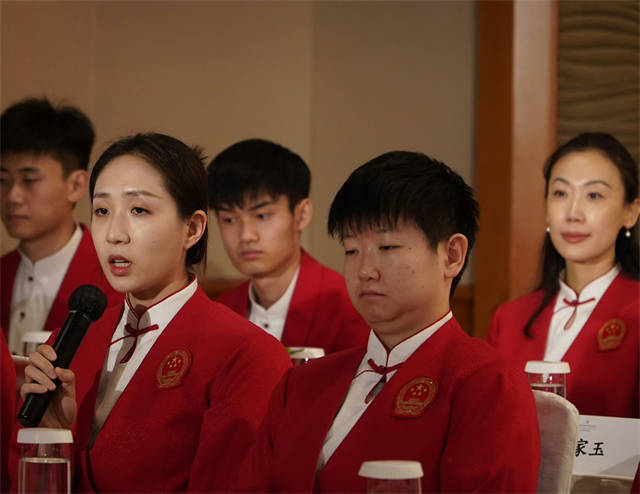 全红灿访港说英语敬酒 孙颖莎双下巴 范振东好馋：想把他们全吃掉