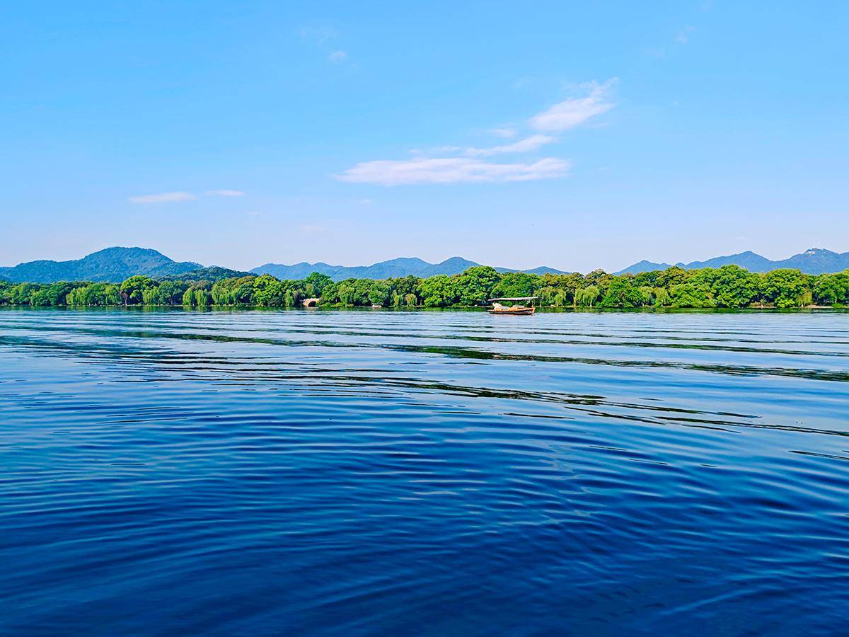 可以泛舟西湖获得独特的看风景的视角,而且还拍到了西湖晚霞的唯美