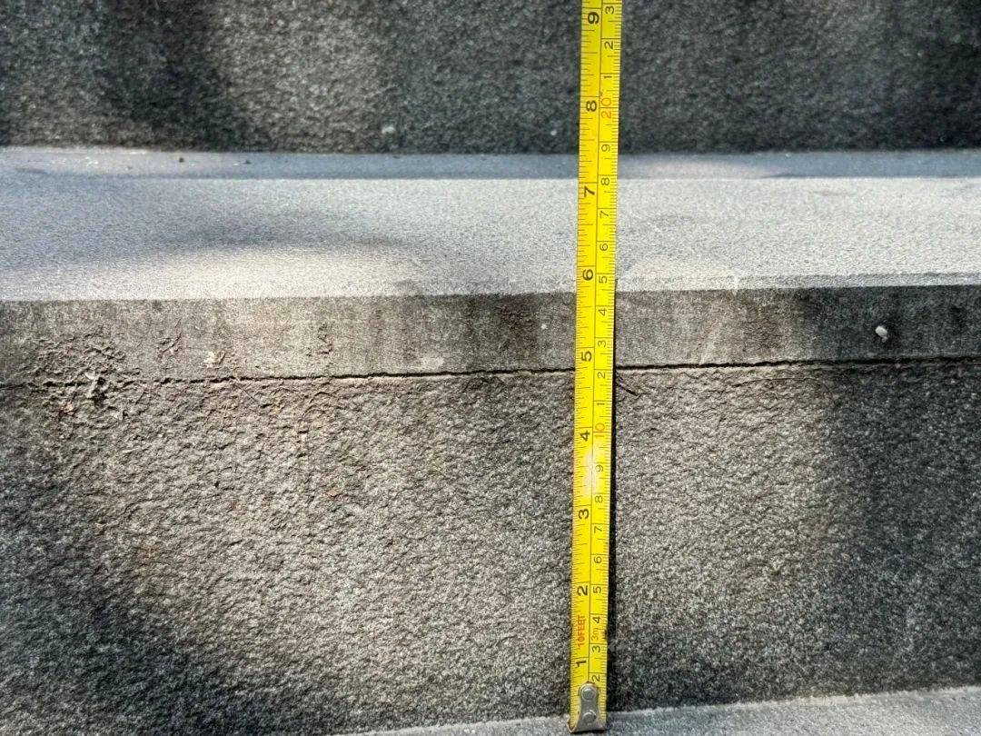 为三级台阶加装扶手,"适老化"细节温暖落地