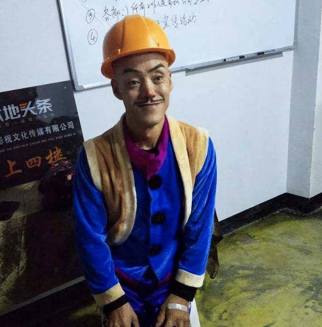 曾因长得丑被妻子嫌弃,后因熊出没而成名,今住别墅娶小20岁娇妻_冯加