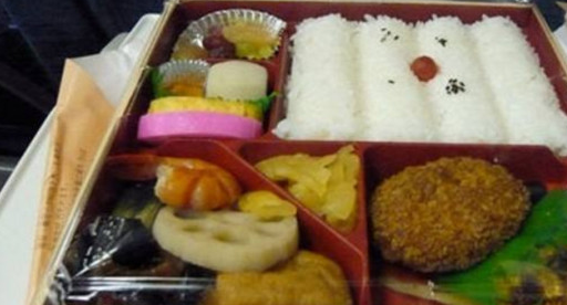 都说日本火车便当好吃,中国游客到日本火车上吃了一份,当场傻眼