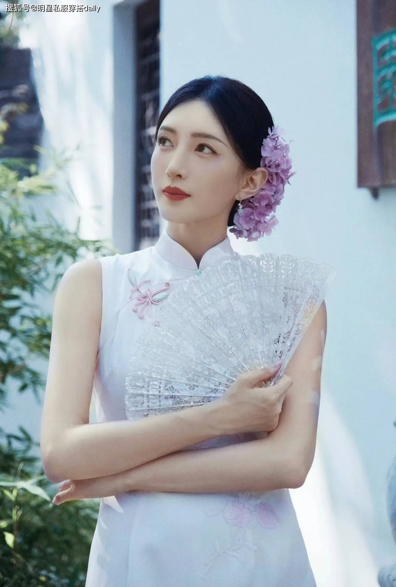 被江疏影的2套旗袍穿搭拿捏了!粉色温润如玉,黑色似暗夜牡丹