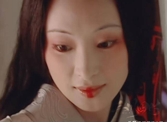 先是《吕不韦传奇》里的华阳夫人,个子高但骨架小,穿上古装,眉眼极致